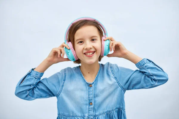 Dziewczyna Nastolatka Luźnej Sukience Jeansowej Słuchanie Muzyki Słuchawkach Białym Tle — Zdjęcie stockowe