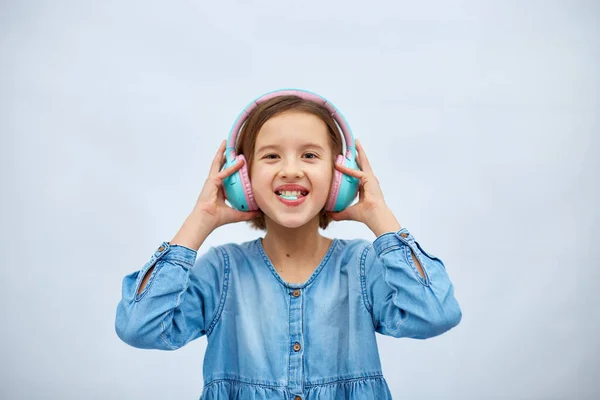 Dziewczyna Nastolatka Gumą Żucia Słuchanie Muzyki Słuchawkach Białym Tle Bezprzewodowe — Zdjęcie stockowe