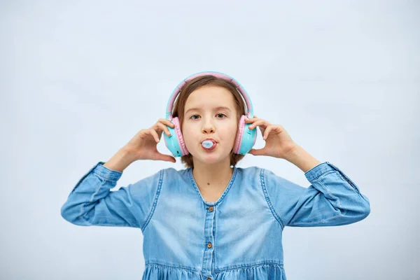 Adolescente Con Goma Mascar Escuchando Música Auriculares Sobre Fondo Blanco — Foto de Stock