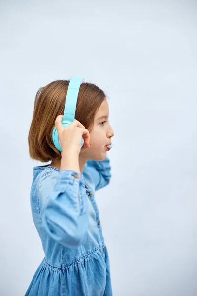 Girl Teenagerwith Chewing Gum Listening Music Headphones White Background Wireless — Zdjęcie stockowe