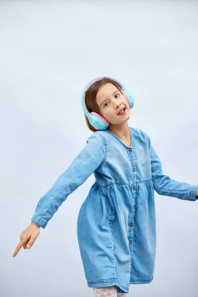 Dziewczyna Nastolatka Luźnej Sukience Jeansowej Słuchanie Muzyki Słuchawkach Białym Tle — Zdjęcie stockowe
