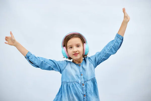 Chica Adolescente Vestido Mezclilla Casual Escuchando Música Auriculares Sobre Fondo — Foto de Stock