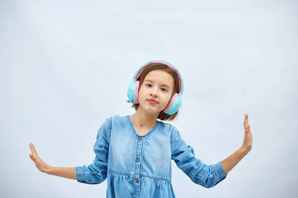 Chica Adolescente Vestido Mezclilla Casual Escuchando Música Auriculares Sobre Fondo — Foto de Stock