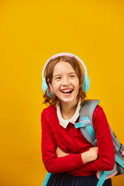 Happy Uczennica Plecakiem Słuchawki Zabawy Wakacje Szkoła Lato Żółtym Tle — Zdjęcie stockowe