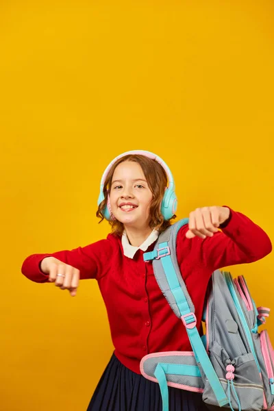Happy Uczennica Plecakiem Słuchawki Zabawy Wakacje Szkoła Lato Żółtym Tle — Zdjęcie stockowe