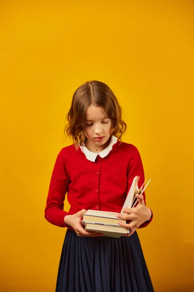 Πορτρέτο Της Ευτυχούς Μαθήτριας Διαβάζοντας Ένα Βιβλίο Για Κίτρινο Φόντο — Φωτογραφία Αρχείου