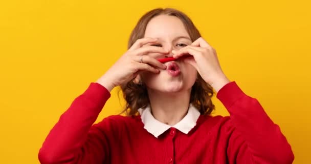 Engraçado Adolescente Menina Escola Fazer Bigode Seu Rosto Com Lápis — Vídeo de Stock