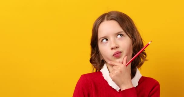 Menina Escola Adolescente Bonito Pensativo Com Lápis Vermelho Mão Fundo — Vídeo de Stock