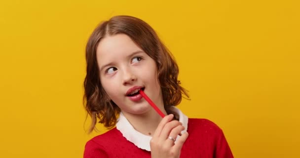 Aranyos Tini Iskolás Lány Figyelmes Piros Ceruzával Kezében Sárga Stúdió — Stock videók