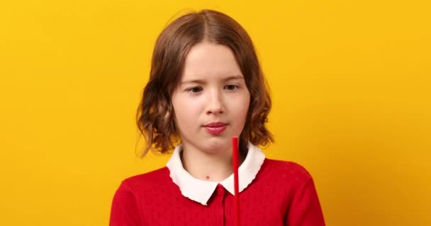 Roztomilé Teen Škola Dívka Přemýšlivý Červenou Tužkou Puse Legrační Žlutém — Stock video