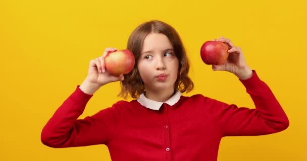 Elegante Adolescente Escuela Sonriente Sosteniendo Manzanas Frente Sus Ojos Fondo — Vídeo de stock