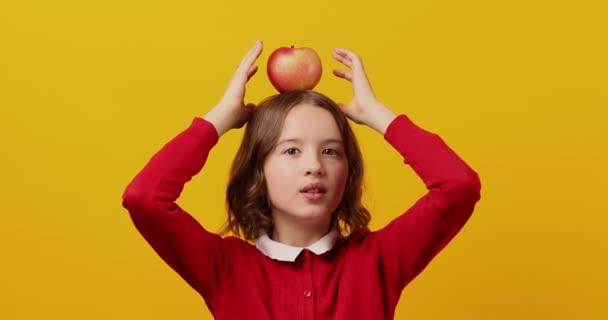 Snygg Leende Skola Tonåring Flicka Håller Äppelträd Huvudet Gul Studio — Stockvideo
