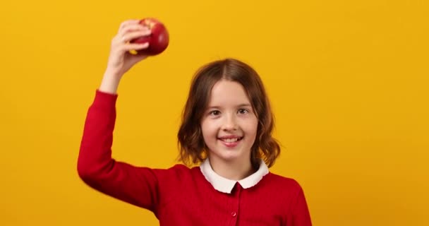 Snygg Leende Skola Tonåring Flicka Träffar Ett Äpple Huvudet Gul — Stockvideo