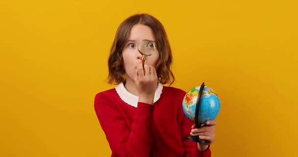 Stijlvolle Glimlachende School Tienermeisje Met Vergrootglas Haar Hand Kijk Globe — Stockvideo