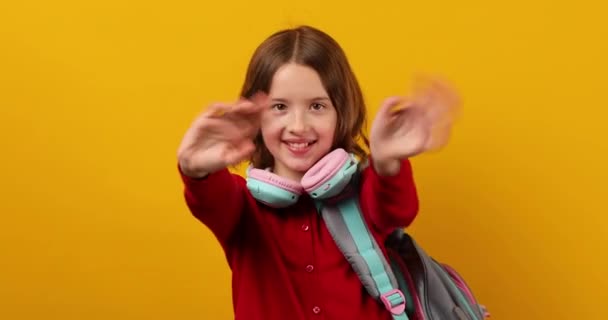 Κομψή Έφηβη Μαθήτρια Ακουστικά Σακίδιο Στον Ώμο Κουνάει Χέρια Της — Αρχείο Βίντεο