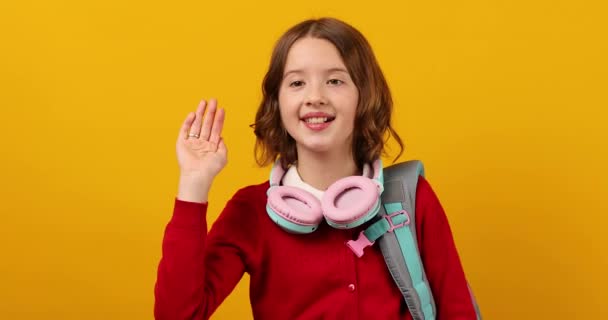 Elegante Adolescente Escuela Auriculares Con Una Mochila Hombro Ondea Mano — Vídeos de Stock