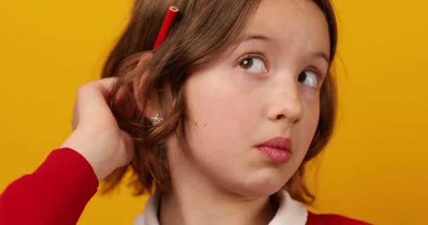 Cute Nastolatek Szkoła Dziewczyna Jest Przemyślany Czerwonym Ołówkiem Jej Uchu — Wideo stockowe