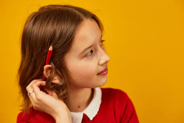 Cute Nastolatek Szkoła Dziewczyna Jest Przemyślany Czerwonym Ołówkiem Jej Ucho — Zdjęcie stockowe