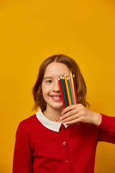 Porträtt Tonåring Skolflicka Täcka Sitt Ansikte Med Färgade Pennor Som — Stockfoto