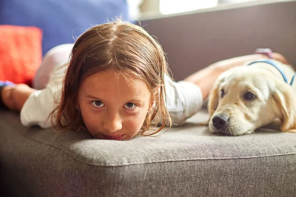 Feliz Adolescente Acostada Sofá Abrazando Mascota Perrito Golden Retriever Amar —  Fotos de Stock