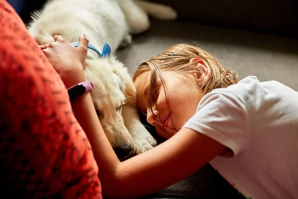 Menina Adolescente Feliz Deitado Sofá Abraçando Seu Filhote Cachorro Golden — Fotografia de Stock