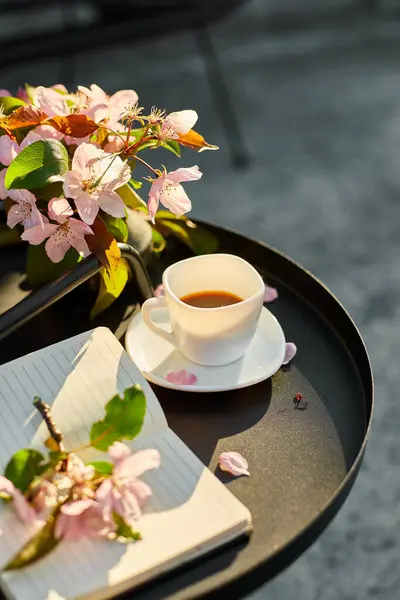 Kopp Kaffe Blommor Och Anteckningsbok Det Lilla Svarta Bordet Terrassen Stockfoto