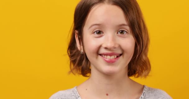 Portrait Fille Heureuse Adolescente Fond Studio Jaune Mode Vie Émotionnel — Video