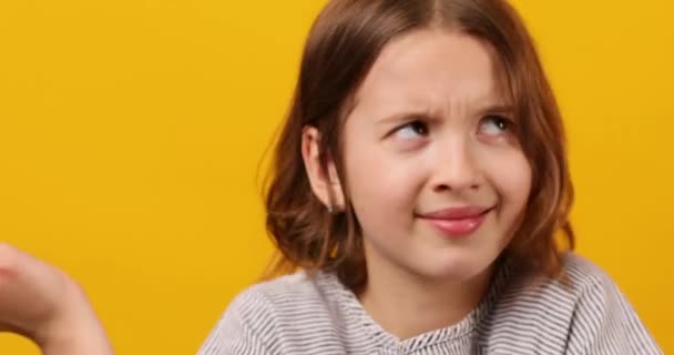 Retrato Menina Adolescente Torce Dedo Perto Templo Gesto Facial Emoções — Vídeo de Stock