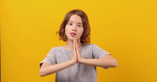 Prosba Dospívající Dívka Žlutém Pozadí Studia Přání Modlitby Prosím Znaková — Stock video
