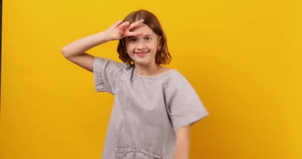 Happy Teen Girl Danse Sur Fond Studio Jaune Concept Style — Video