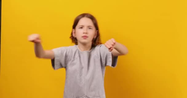 Щаслива Дівчина Підліток Танцює Жовтому Фоні Студії Концепція Позитивного Способу Стокове Відео 