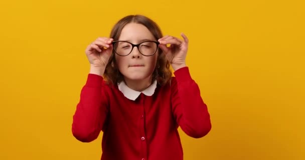 Skolflicka Justerar Stora Glasögon Kisar För Att Testa Sin Syn — Stockvideo