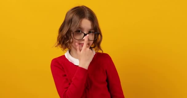 Školačka Upravuje Velké Brýle Mžourá Aby Otestovala Zrak — Stock video