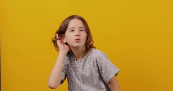 Egy Iskoláslány Füléhez Szorította Kezét Mintha Figyelmesen Hallgatott Volna — Stock videók