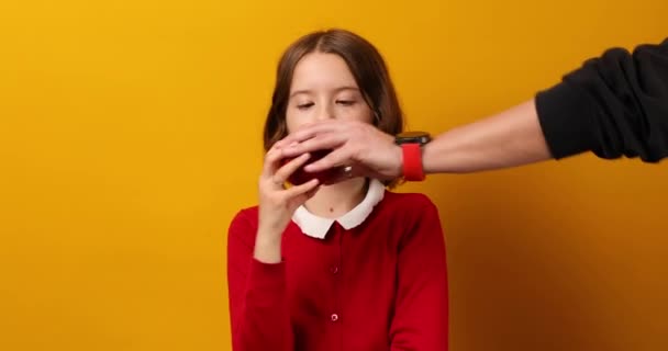 Радісна Молода Дівчина Тримає Яблуко Захоплюється Шоколадним Баром Який Пропонує — стокове відео