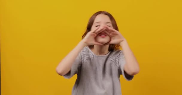 줄무늬 셔츠에있는 소녀는 그녀의 주위에 손으로 소리로 외칩니다 스톡 비디오