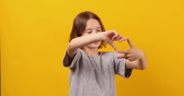 그녀의 십대에있는 여학생은 그녀의 손으로 프레임을 형성하고있다 비디오 클립