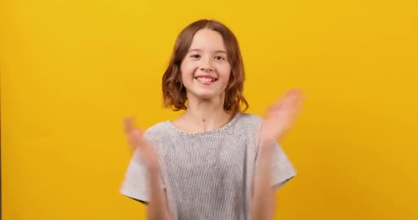 Ένα Νεαρό Κορίτσι Ριγέ Πουκάμισο Χτυπάει Χέρια Της Ένα Ζωηρό — Αρχείο Βίντεο
