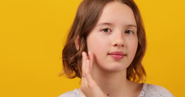 Безтурботний Школярка Позує Задумливо Рукою Щоці Жовтому Тлі Ліцензійні Стокові Відео