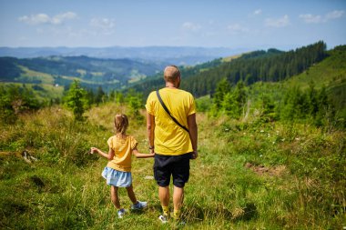 Baba ve kızı dağları keşfeder, hikayelerini paylaşır ve açık hava maceraları sırasında birlikte anılar yaratırlar.