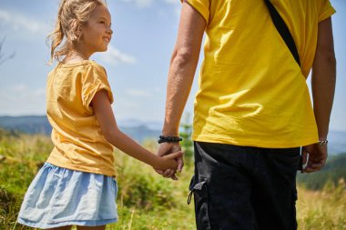 Baba ve kızı dağları keşfeder, hikayelerini paylaşır ve açık hava maceraları sırasında birlikte anılar yaratırlar.