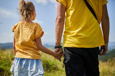 Baba ve kızı dağları keşfeder, hikayelerini paylaşır ve açık hava maceraları sırasında birlikte anılar yaratırlar.