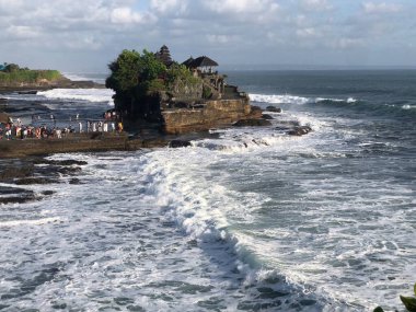 Bali adasında bulunan Tanah Lot Tapınağı. Endonezya