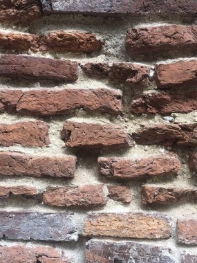 Kırmızı-turuncu renkli antik tuğla duvar