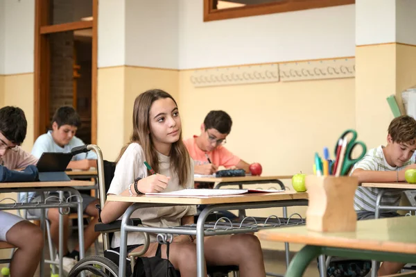 Ένας Προέφηβος Διαφορετικές Ικανότητες Αναπηρική Καρέκλα Μια Σχολική Τάξη Επιστροφή — Φωτογραφία Αρχείου
