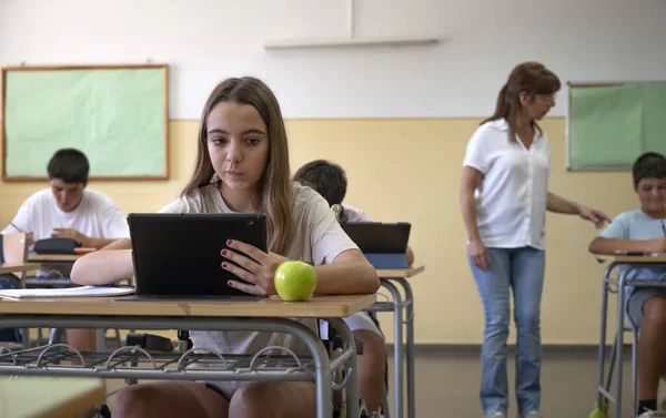 Μια Έφηβη Δουλεύει Ένα Ψηφιακό Τάμπλετ Μια Σχολική Τάξη Επιστροφή — Φωτογραφία Αρχείου
