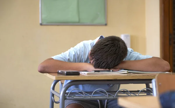 Κοντινό Πλάνο Ενός Έφηβου Που Κοιμάται Στο Γραφείο Του Μια — Φωτογραφία Αρχείου
