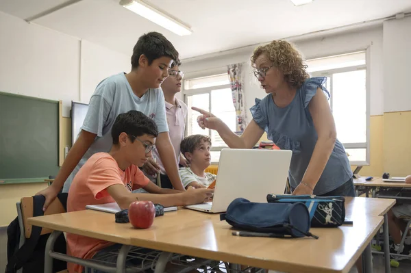 Vorschulkinder Arbeiten Gruppen Mit Laptops Und Digitalen Tablets Zurück Zum — Stockfoto
