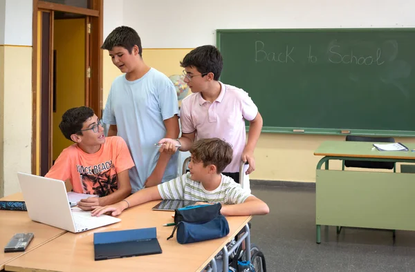 Подростки Классе Работают Группах Ноутбуками Цифровыми Планшетами Снова Школу — стоковое фото