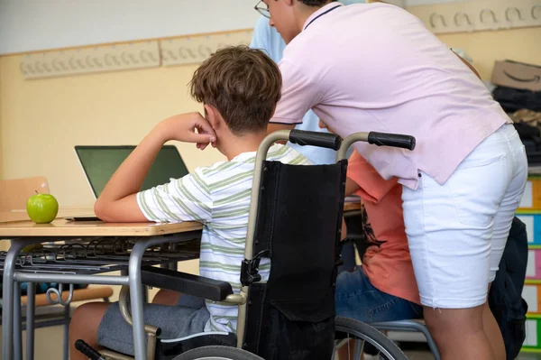 Ένας Έφηβος Αναπηρική Καρέκλα Δουλεύει Σαν Ομάδα Τους Συμμαθητές Του — Φωτογραφία Αρχείου